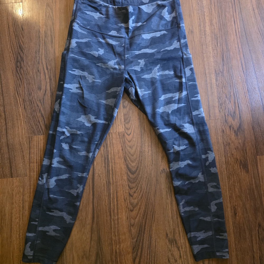Athleta Ultimate Camo 7/8 Tights - Black and Gray Size Medium